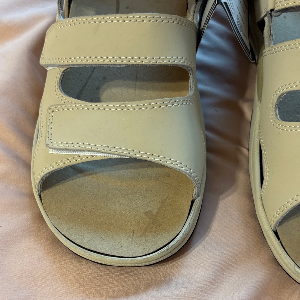 XELERO Athletic Sandals - Cream straps NWT - Picture 2 of 16